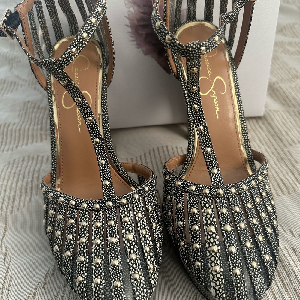 Brand new and never worn beautiful.